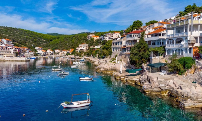 Zavalatica Apartment | Enjoy your vacation in these apartments, located in the bay Zavalatica, on the south side of the bea
