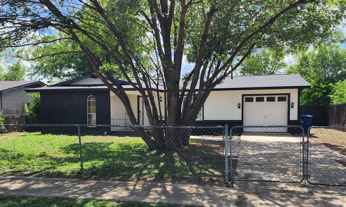 West San Antonio House | Enjoyable 3-bedroom house with AC in San Antonio