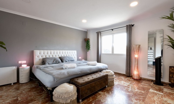 Poblats Maritims House | Enormous 2-Story Chalet close to the Beach and the Turia and City of Arts!