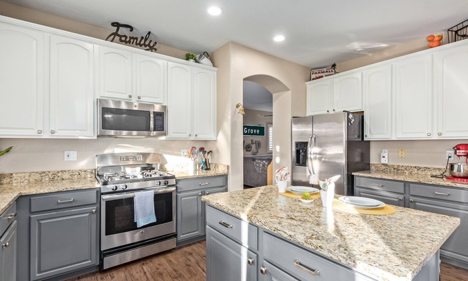 Gilbert House | Enormous Family Fun House! Sparkling Pool. Sleeps 10.