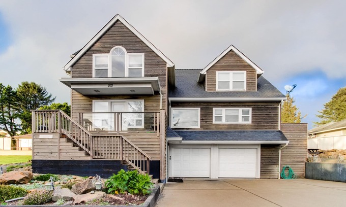 Roads End Cottage | Enormous ocean-view homes with firepit & deck - short walk to the beach