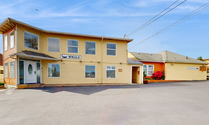 Lincoln City House | Enormous Renovated Home with Ocean Views & Easy Beach Access - Dogs OK