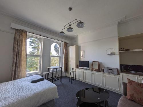 Sketty House | Ensuite triple room by Swansea University Hospital v