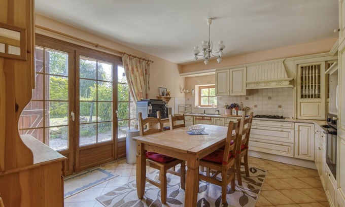 Berigny House | Enticing Holiday Home in Berigny with Swimming Pool