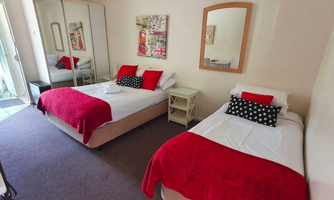 Griffith Apartment | Entire 1 bedroom fully furnished unit in the center of Canberra. Free parking