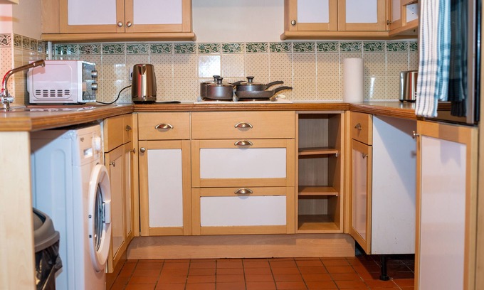 Northampton House | Entire 2 bedroom house in a quiet environment, 0.4miles to train station