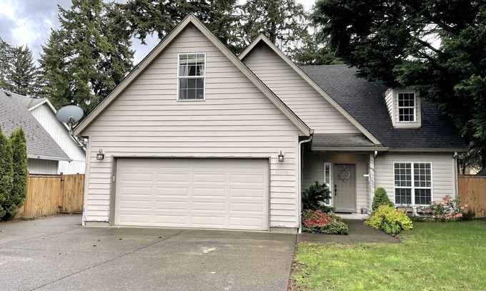Vancouver House | Entire 3bd house with bonus room and air hockey/fenced yard