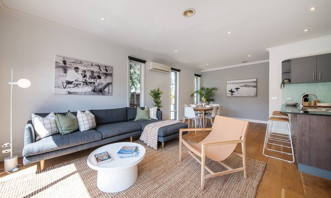 Mordialloc House | Entire 4 Bed 2 Bathroom home with Garden and Parking. 15 Min walk to beach!