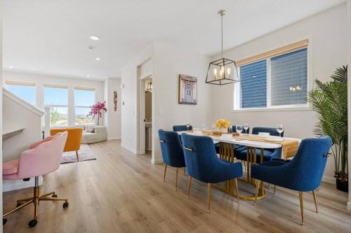 Calgary House | Entire 4 Bedroom House Including Basement with King Size Bed, Upgrade Your Stay, Netflix, Sleeps 14