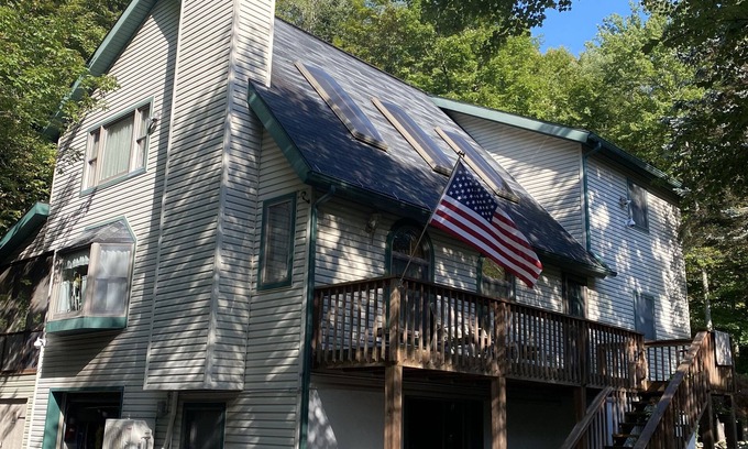 Lake Ariel Ski Chalet | Entire Beautiful House, in The Hideout, Lake Ariel PA