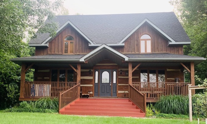 Collingwood Ski Chalet | Entire Chalet in Prime Location - close to hiking, beaches, golf, trails & more!