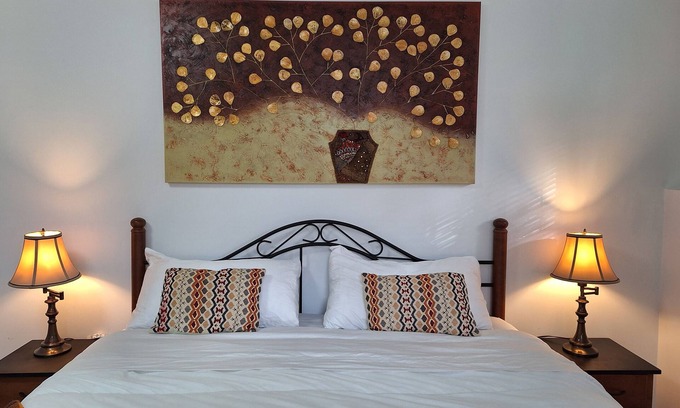 Niagara Falls Apartment | Entire guest house in Niagara Falls, Canada.nUp to 6 guests to sleep.