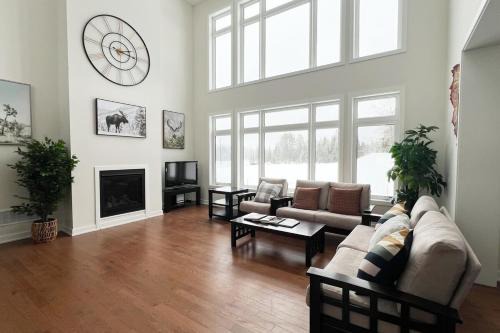 Dwight House | Entire Home in Lake of Bays -Huntsville Muskoka Algonquin