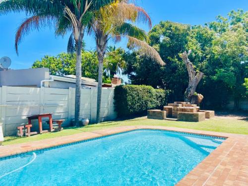Beacon Bay House | Entire House in Beacon Bay - Family or Group Retreat - Swimming Pool - Multiple Braais