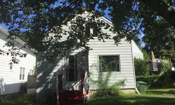 North End House | Entire House in Quiet Residential Area Close to Everything, Very Clean, Non-Smoking.