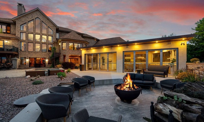 Newton House | Entire mansion on Lake Michigan! Perfect for hosting groups. Pool, games, & more