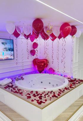 Inner City Budapest Apartment | Enzo Capo Jacuzzi Andrassy