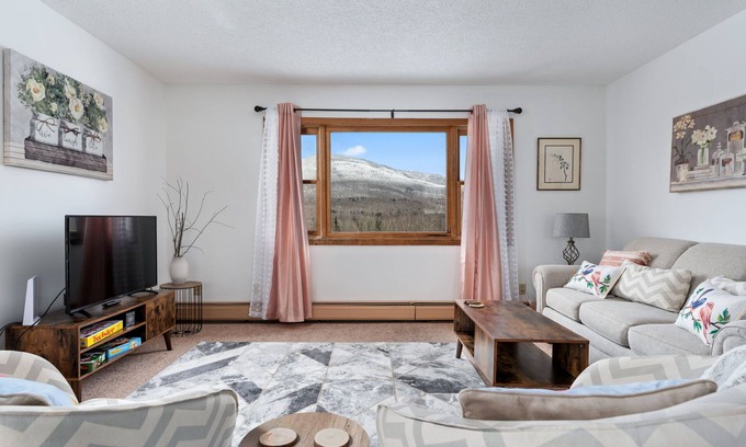 Eastern Vermont House | Epic View of Elmore Mountain - 20 min to Stowe