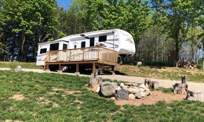 Grey Highlands House | Epping in Beaver Valley. Private Campsite with RV for a little bit of Glamping