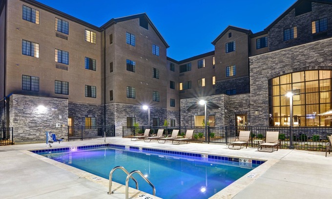 Mount Juliet Condo | Equipped Queen Suite | Free Breakfast, Seasonal Outdoor Pool + Gym