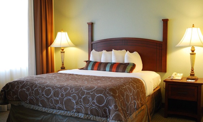 Eden Condo | Equipped Suite Near the Savannah Airport | Seasonal Pool Access