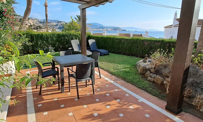 Almunecar Apartment | Quiet Apartment With A Great Backyard, Close To The Port And Beach.