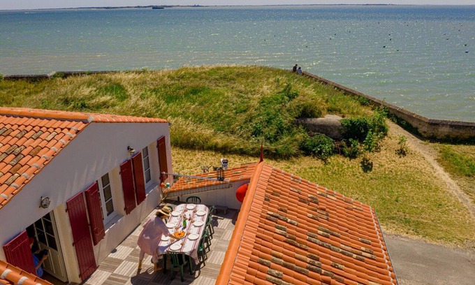 Ile-d'Aix House | ESCALE AIXOISE – Maison de Vacances, Vue Imprenable sur la Mer, 2 à 11 Personnes