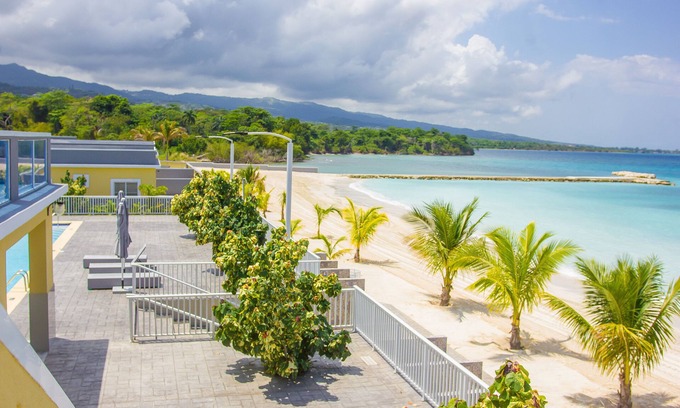 St. Ann's Bay Villa | ESCAPE EVERYTHING WITH THIS LUXURIOUS OCEAN VACATION VILLA