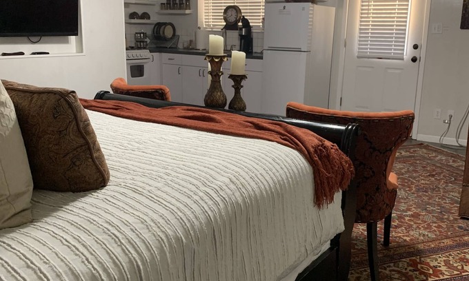 Fredericksburg Cottage | Escape from it all; Romantic Country Getaway; Sleeps 2