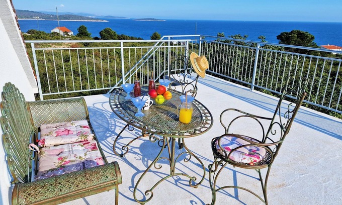 Drvenik Mali House | Escape holiday house B, suny terrace, view, jacuzzi, island Drvenik Mali