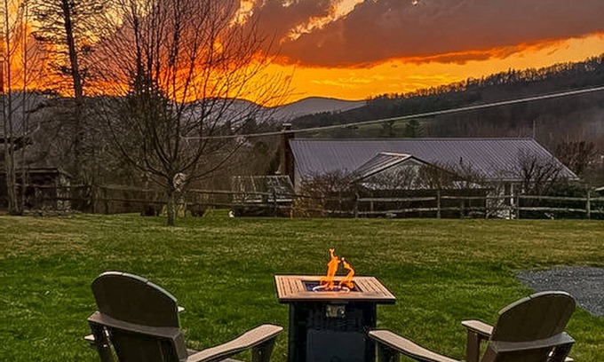 West Jefferson Cabin | Escape the Everyday - Find Peace in the High-Country This Sept @PetiteRetreat
