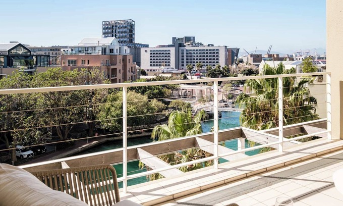 Victoria and Alfred Waterfront Apartment | Escape to Exquisite Ellesmere 401