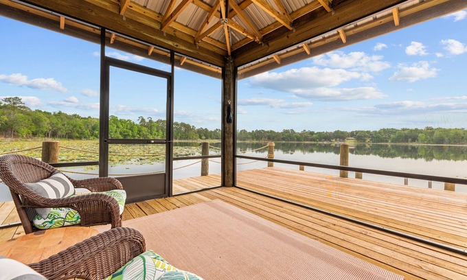 Hawthorne House | Escape to Lakeside Serenity :Your perfect getaway enjoy the lake