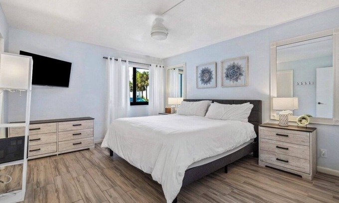 Ocean Walk Condo | Escape to Paradise- Short walk to Jupiter beach
