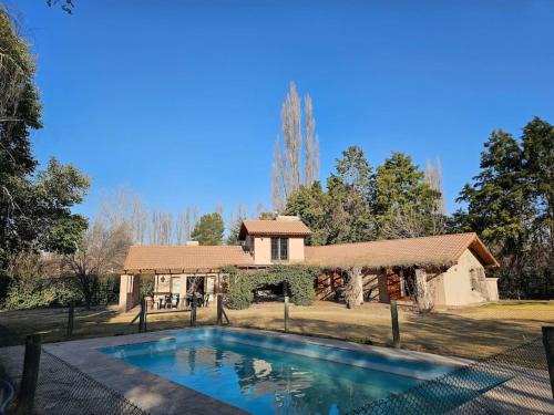 Chacras de Coria House | Espaciosa y cálida en medio de gran parque
