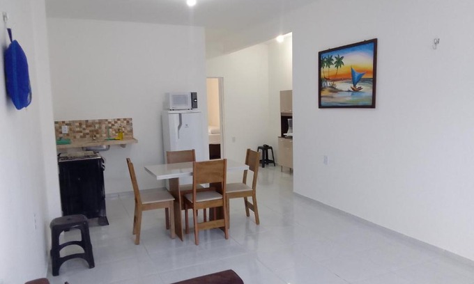 Prea Apartment | Estrela Apartamento 2 terreo - Quarto e sala com cozinha americana na praia do prea-Ce