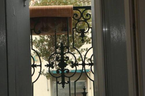 Beziers City Centre Hotel | eTANIT ! Parking VélO, Etape Bicycle - 1mn a toute Connection Bus,Train et Aéroport - Calme Plein Centre de Beziers pour visiter,manger - Chambres Climatisées, Spacieuses Amenagees pour Singles, Couple, et ou Familles - Consigne et Petit Dej en plus