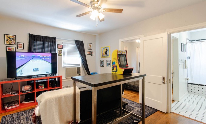 Lower Greenville Apartment | etro Theme PAC-MAN APT w/SuperNES + Free Parking