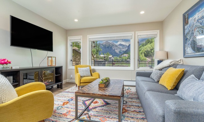 Telluride Condo | ETTA 102- Heated Pool & Hot Tub, Easy Ski Access, Newly-Remodeled