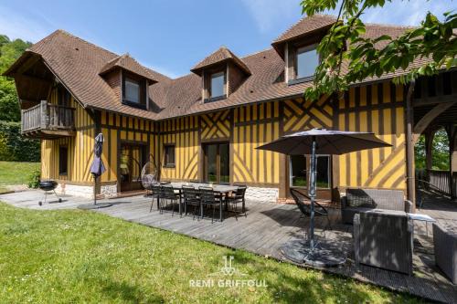 Equemauville Villa | Eva Home Stunning Villa with Garden Sleeps 10