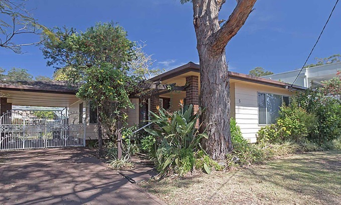 Corlette House | Evan's Retreat, 5 Sandy Point Road - cottage across the road from Sandy Point Beach