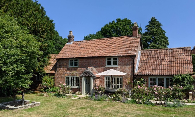 New Forest District Cottage | Evergreen - A charming & historic cobb cottage
