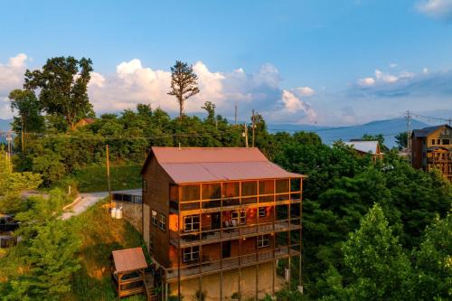 Chalet Village North House | Evergreen Echo by AvantStay Cabin w Mountain Views Theater Game Room and Hot Tub