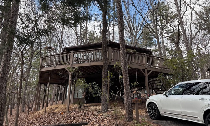 Big Canoe Cabin | Evergreen treehouse in Big Canoe
