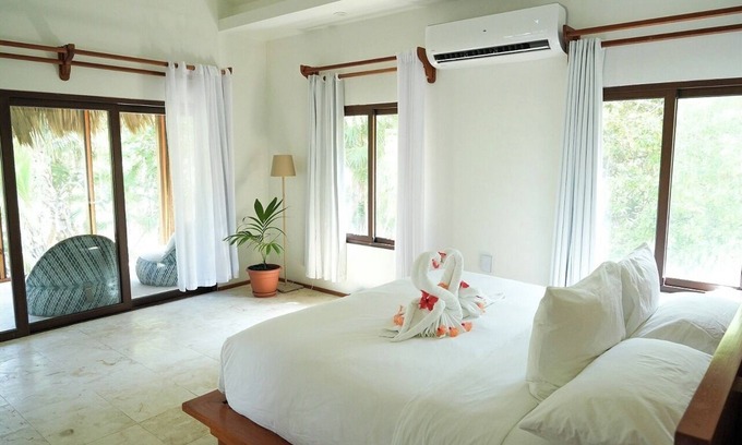 San Pedro Hotel | Everything You Need For The Perfect Vacation! Swimming Pool, Free Parking!