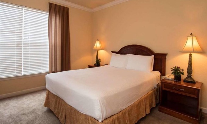 Four Corners Apartment | Everything You Need For The Perfect Vacation! Free Parking, Pool, Pet-friendly