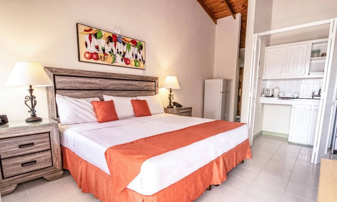 Worthing House | Excellent Choice! 2 Units with Kitchenettes, Outdoor Pool and Free Parking!