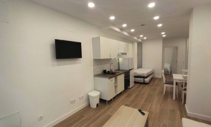 Ciudad Lineal Apartment | Excellent Location, 200 meters from El Carmen Metro, next to Las Ventas market
