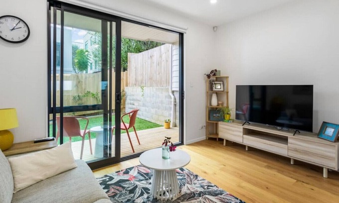 Greenlane - Ellerslie House | Exceptional 2BR in Ellerslie | Prime TV | WiFi |