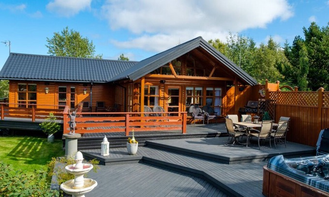 Selfoss Cottage | EXCEPTIONAL COTTAGE with a guesthouse and jacuzzi in Golden Circle, 6-10 people